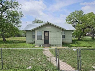 223 N May St, Pettus, TX 78146