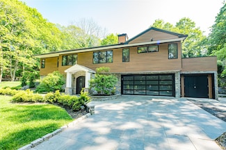 6 Tanyard Ln, Huntington, NY 11743