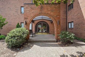 303 N Meramec Ave Unit 202, Saint Louis, MO 63105