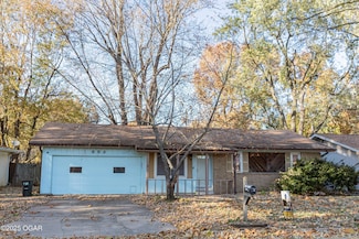 853 E Guinevere St, Springfield, MO 65807