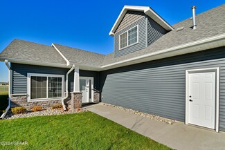 4413 Edgewood Ln, Grand Forks, ND 58201