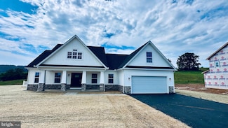 81 Lauder Dr, Martinsburg, WV 25403