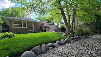 906 Lenox Rd, Glenview, IL 60025