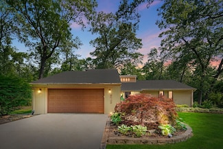 5083 Northridge Dr, Saint Anne, IL 60964