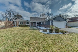 2385 Castilian Cir, Northbrook, IL 60062