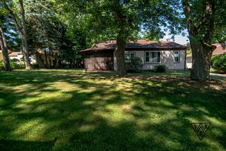 1461 Hillcrest Ave NW, Grand Rapids, MI 49504