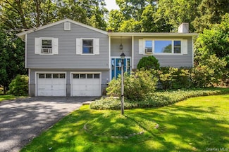 1 Emerald Ln, Mahopac, NY 10541