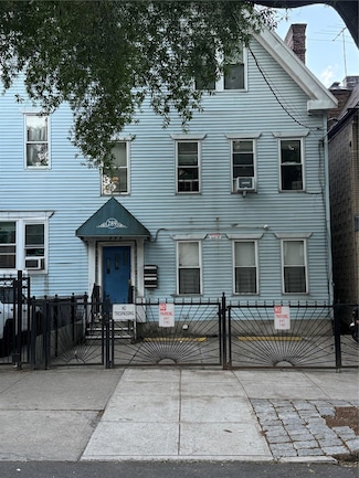 289 E 201st St, Bronx, NY 10458