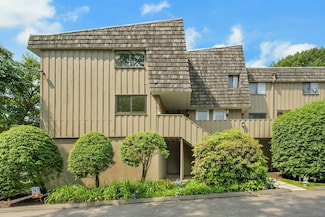 20 Ledgebrook Dr, Norwalk, CT 06854