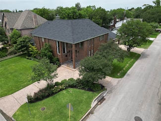 4900 Willow St, Bellaire, TX 77401
