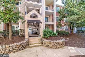 3306 Wyndham Cir Unit 129, Alexandria, VA 22302