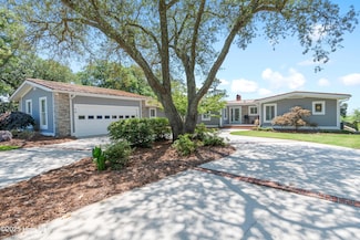 102 River Dr, Southport, NC 28461