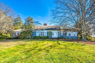 110 Hegemans Ln, Glen Head, NY 11545