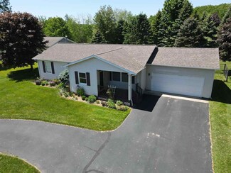 4915 Castleview Dr, Charlevoix, MI 49720