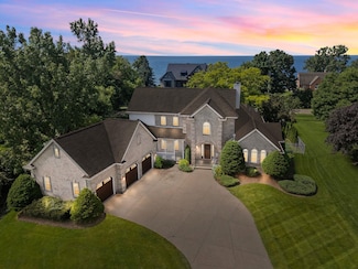 W5837 Royaltroon Dr, Menasha, WI 54952