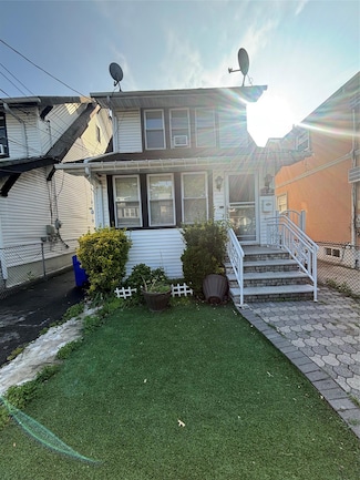 10438 197th St, Saint Albans, NY 11412