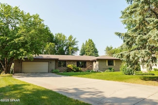 3824 Fairview Dr, Grand Forks, ND 58201
