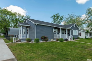 201 N Maple St, Christopher, IL 62822