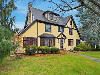 27 Lexington Ave, Holyoke, MA 01040