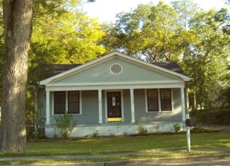 312 W Jackson St, Bolivar, TN 38008