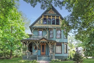 895 7th St, Charleston, IL 61920