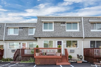 118 Ladd Rd, Walled Lake, MI 48390