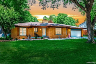 8366 Glengarry Rd, Grosse Ile, MI 48138