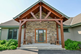 130 Arnold Ct, Dousman, WI 53118