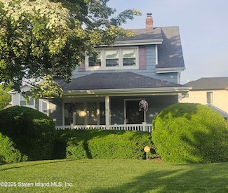 9 Center St, Hicksville, NY 11801
