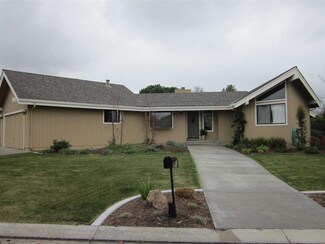 890 S Ridgemark Dr, Hollister, CA 95023