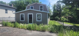 27 Sterling Rd, Mount Pocono, PA 18344