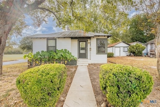 1226 Saint Matthew St, Gonzales, TX 78629