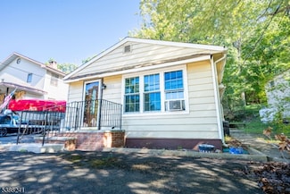 354 Maxim Dr, Hopatcong, NJ 07843