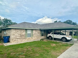 1207 W Goodwin St, Pleasanton, TX 78064