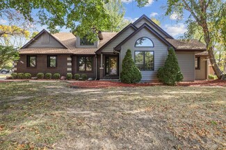 509 Valley Ct W, West Des Moines, IA 50265