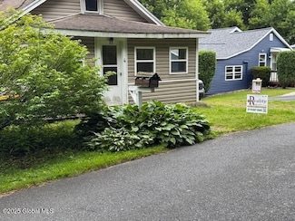 4 Yates St, Troy, NY 12180