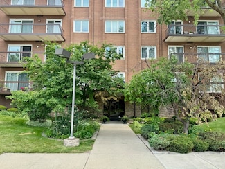 8100 W Foster Ln Unit C504, Niles, IL 60714