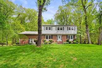 14 Granite Dr, Norwalk, CT 06851