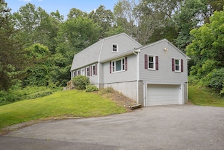 51 Walter Dr, Jewett City, CT 06351