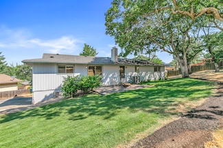 1560 Cambridge Cir, Medford, OR 97504