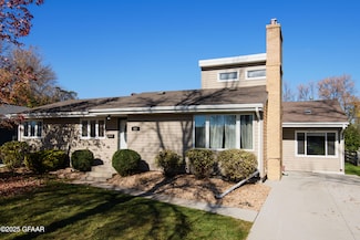 902 22nd Ave S, Grand Forks, ND 58201