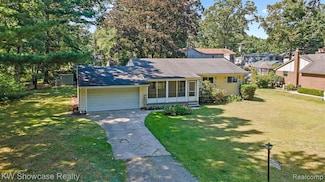 1445 Mariposa Dr, Wixom, MI 48393