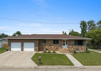 406 8th St E, Bottineau, ND 58318