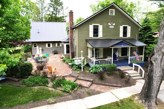 438 E Lowell St, Pentwater, MI 49449