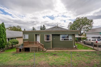 741 SE 7th St, Toledo, OR 97391