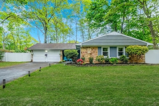 7 Sandstone Ln, Stony Brook, NY 11790