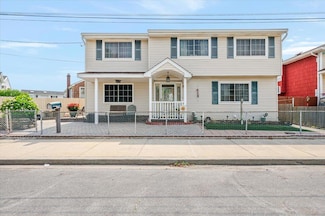 748 Knoll St, Lindenhurst, NY 11757