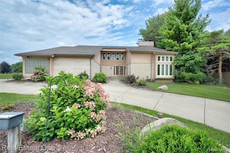 6040 Fairbrook Dr, West Bloomfield, MI 48322