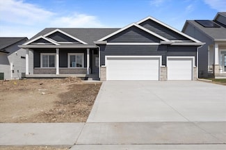 14707 N Valley Dr, Urbandale, IA 50323