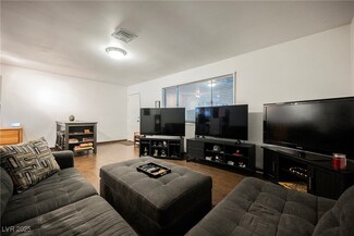 271 Greenbriar Townhouse Way, Las Vegas, NV 89121